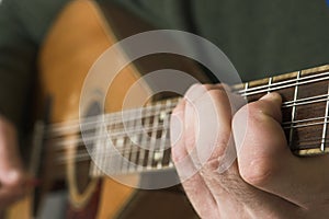 Man playing guitare