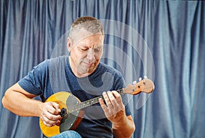 Man playing the mandolin