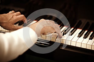 Man playing piano img