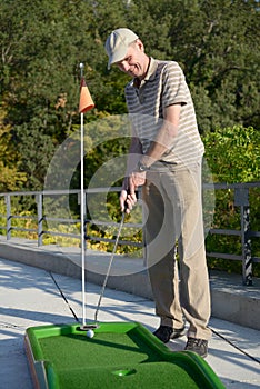 Man plays minigolf