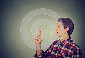 Man pointing up has idea