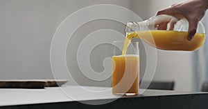 Hombre verter naranja jugo vaso una botella whisky enganar refresco vaso sobre el concreto hundir copiar espacio 