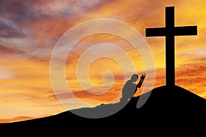Muž modlí kríž 