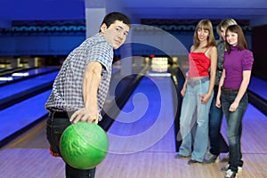 Man prepares throw ball and girl look on him