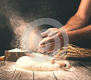 Hombre preparación pan masa sobre el de madera mesa en 