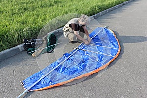 Man preparing equipment for training with kite