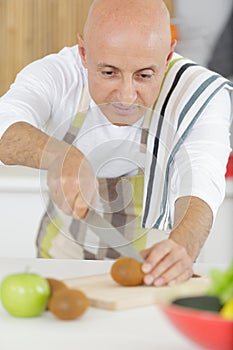 man preparing healthy vegetarian meal