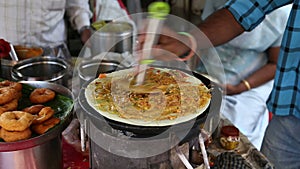 Man preparing pizza on a chapati.