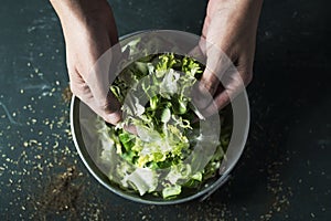 Muž příprava salát 