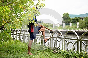 Man preparing speargun for Spearfishing