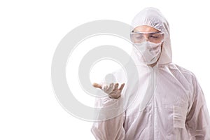 Muž v ochranný oblek izolované na bílém pozadí 