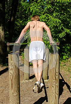 Man pull-ups on a bar