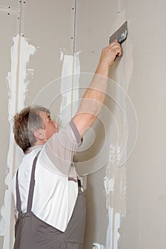 Man putty plasterboard photo