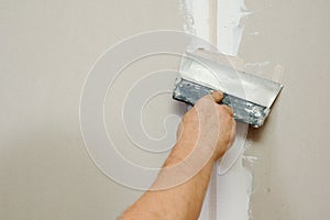 Man putty plasterboard