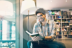 Uomo lettura un libro biblioteca 