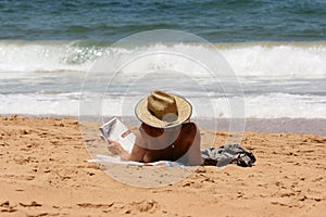 Hombre lectura periódico 