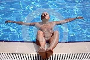 Mann entspannend auf der Baden schwimmbad 