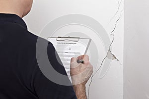 man rental inspection wall crack german