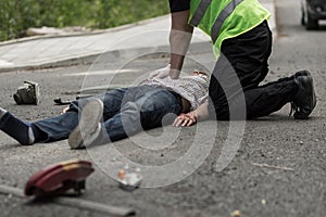 Man resuscitating car crash victim