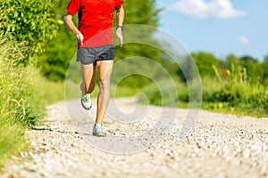 Uomo correre sul Paesi strade 