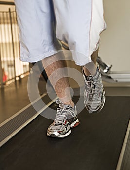 Uomo correre sul tapis roulant 