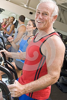 Hombre correr sobre el rueda de andar sobre el gimnasia 