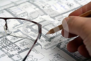 Man's hand draws a pencil business plan