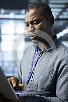 Man in server hub testing failover scenarios using notebook