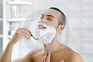 Muž holenie 