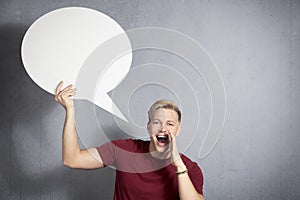 Man shouting news with speech ballon in hand. photo