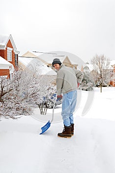 Uomo scartando la neve 