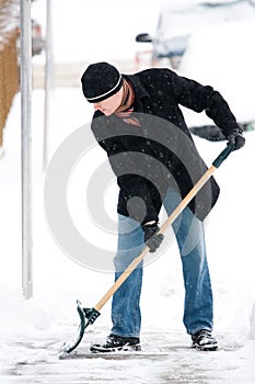 Hombre descartando la nieve 