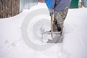 Uomo pale la neve inverno. rimozione strade Paesi comune O comune 