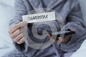 Man shows note with the word quarantine in spanish photo