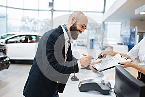 Muž známky smlouva v auto obchodní zastoupení 