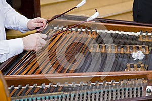 Man singing at his dulcimer 