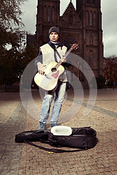 Man singing on public square to get some money