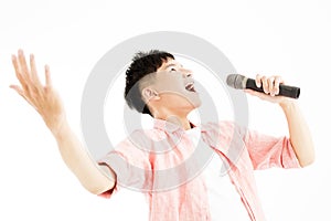 Man singing to the microphone