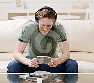 Muž na pohovka načúvanie na hudba 