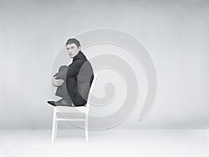 Uomo sul bianco sedia 