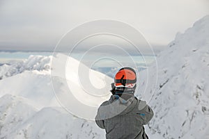 Muž lyžiar sa teší pohľad na krajinu na zimné hory