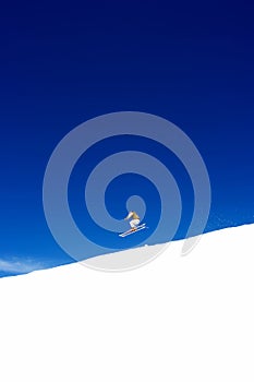 Hombre esquiar sobre el pendientes de estación de esquí en 