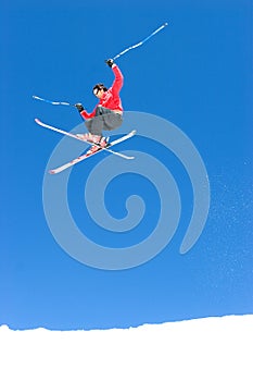 Uomo sciare sul piste da stazione sciistica 