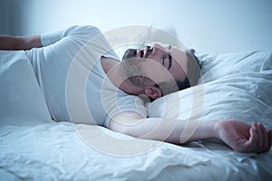 Uomo dormire il suo un letto un russare a voce alta 