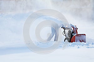 Uomo la neve soffiando macchina 