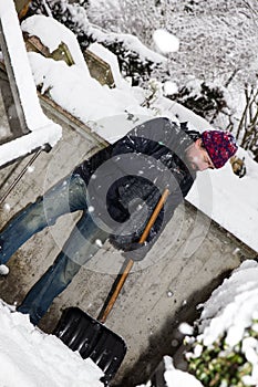 Uomo è un la neve scartando scala 