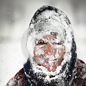 Muž v sneh búrka 