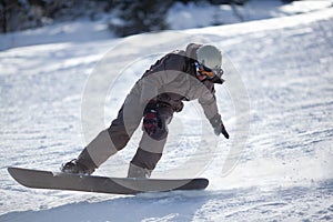 Man snowboarder