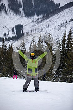 Portrét muža snowboardista na lyžiarskom svahu
