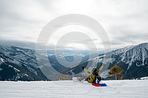 Muž snowboardista so slovenskou vlajkou na svahu lyžiarskeho strediska